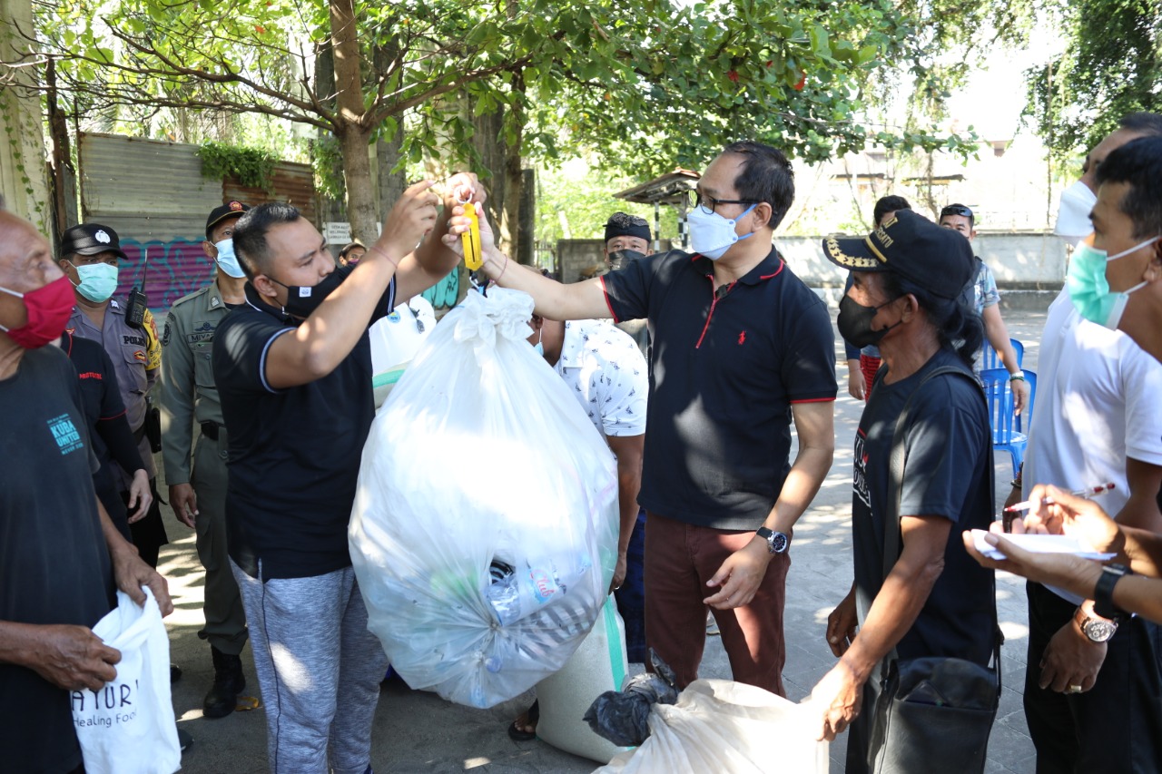 Wabup Suiasa Hadiri Gerakan Merdeka Bebas Sampah Plastik di Kedonganan, 1 Kg Sampah Plastik Ditukar Dengan 1 Kg Beras